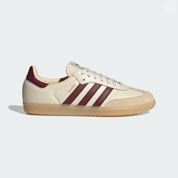 Nem New Balance, nem Nike: o adidas Samba OG em tons de bege com listras vinho conquistou o inverno de 2026 e virou a combinação perfeita com a calça de veludo cotelê, uma das tendências que ressurgiram diretamente dos anos 70