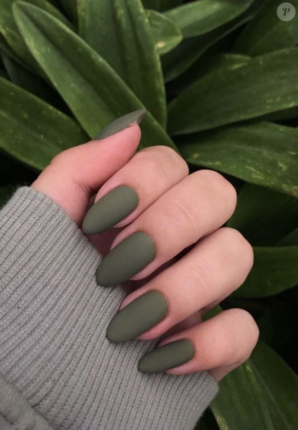 O verde oliva em acabamento fosco fica estiloso para quem ama cores criativas