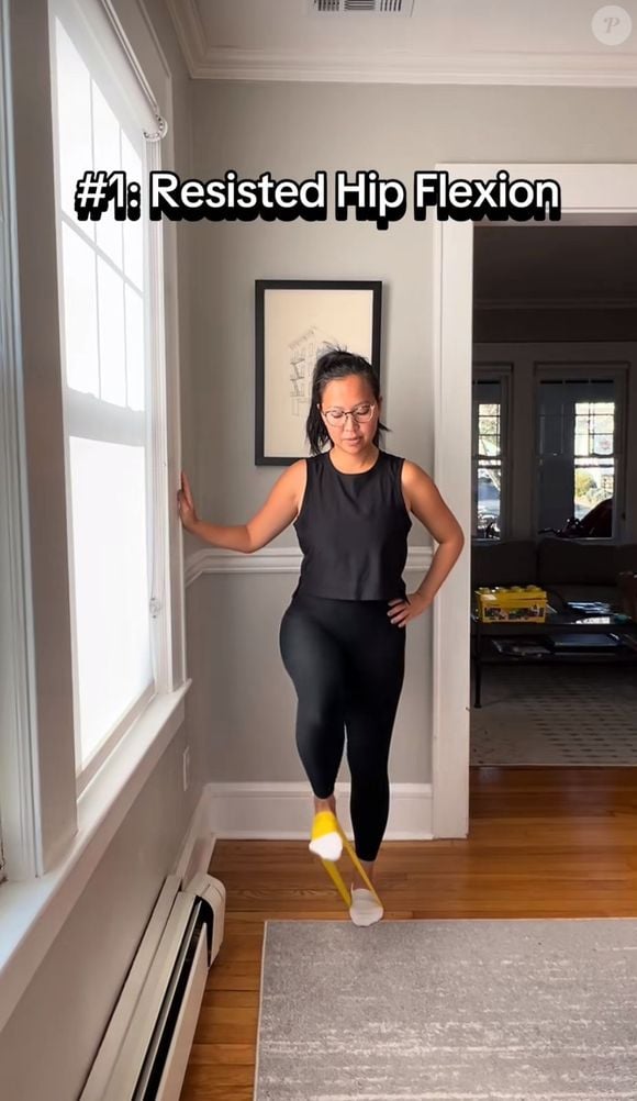 A fisioterapeuta Drª. Nancy (@dr.nancy.dpt) publicou em seu perfil nas redes sociais, uma rotina simples com o uso da faixa elástica, voltada especialmente para os idosos