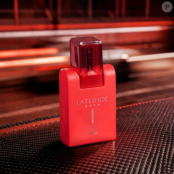 O famoso 'rastro' do perfume ganha força na base do Lattitude Race, que combina notas ambaradas, guaiaco, patchouli e musgo de carvalho em uma construção amadeirada descrita como de altíssima fixação