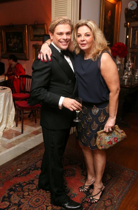 Vera Gimenez e o amigo Bruno Chateaubriand posam em festa de aniversário em 2015