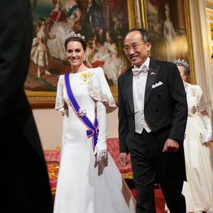 Especialistas apontam que Kate transformou um acessório “fora de moda” em símbolo de afeto e continuidade histórica