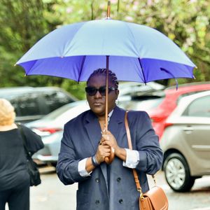 Karin Hils chegou ao cemitério no bairro de Perus, na Zona Norte de São Paulo, pouco antes das 11h30