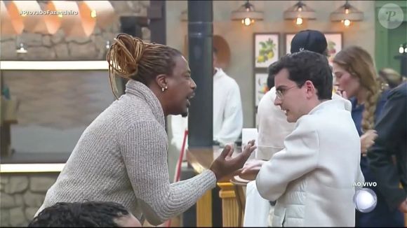 Creo e Dudu se desentenderam após o jornalista interromper Adriane Galisteu para falar de um bolo queimado ao vivo em 'A Fazenda 17'