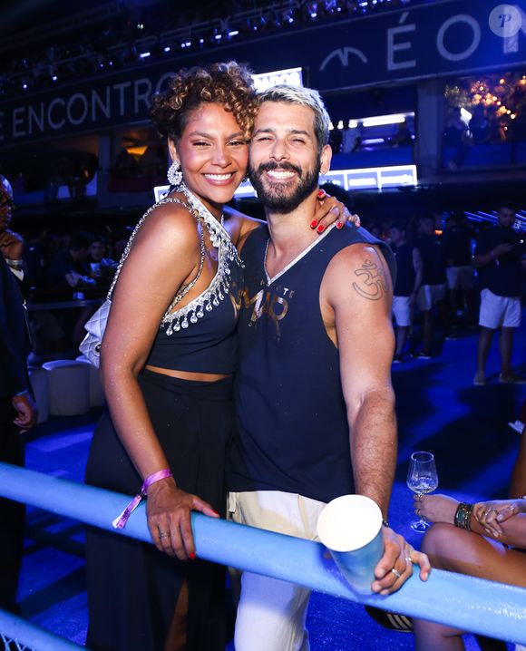 Atriz de 'Três Graças', Barbara Reis posou ao lado do marido com um look composto por um cropped marinho e uma calça preta