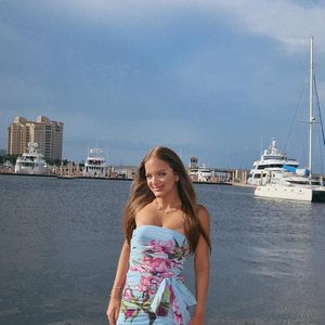 Rafaella Justus surgiu com um vestido de comprimento curto e sem alças para um passeio em Palm Beach, cidade na Flórida