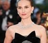 Se juntando no red carpet à grandes famosas, Natalie Portman chegou para a exibição de "Eddington" deslumbrante