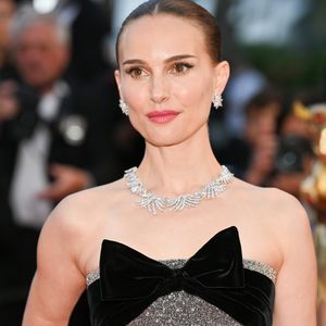 Se juntando no red carpet à grandes famosas, Natalie Portman chegou para a exibição de "Eddington" deslumbrante