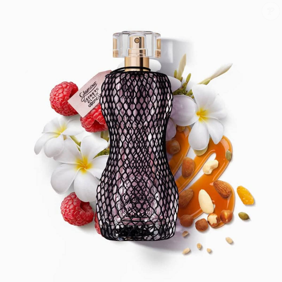 Da laranja ao musk: descubra a pirâmide olfativa completa do Glamour Secrets Black, perfume de O Boticário que reúne notas de Laranja, Flor de Tiaré, Framboesa, Praliné, Âmbar e Musk em uma combinação sofisticada