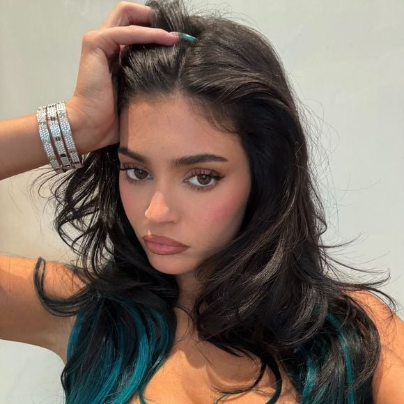 Resultado foi uma aparência mais natural e cada vez mais elogiada para Kylie Jenner