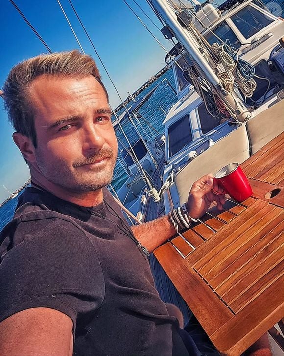 Max Fercondini: ator em foto de 2024 durante vida em velejo