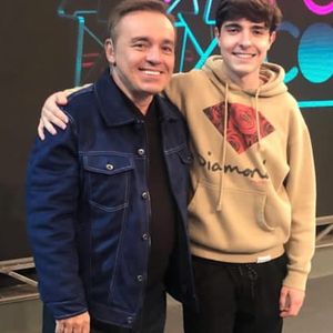 Já mais velho, João Augusto Liberato ao lado do pai, Gugu.