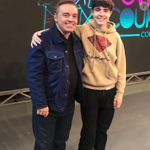 Já mais velho, João Augusto Liberato ao lado do pai, Gugu.