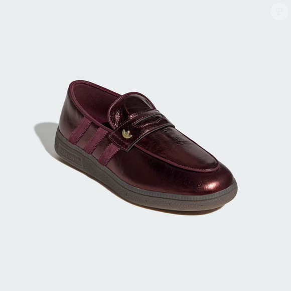 Com cabedal em suede premium, detalhes dourados e inspiração no clássico Handball Spezial de 1979, o novo loafer da adidas Originals conquista espaço entre as principais tendências de 2026