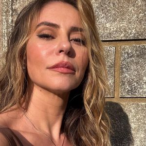 Paolla Oliveira assistiu à novela ‘Vale Tudo’ com o pai nesta sexta-feira (01)