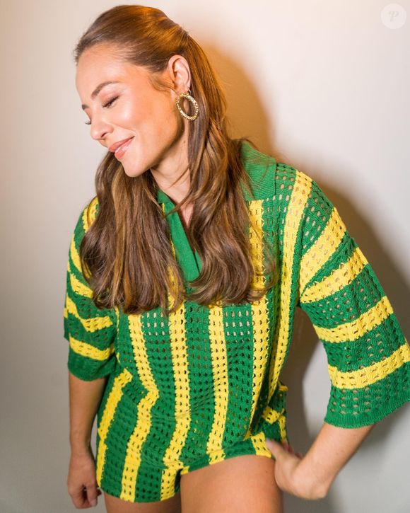 Paolla Oliveira mostrou a produção com blusa de crochê em verde e amarelo que usou para torcer pelo Brasil durante a Copa do Mundo do Catar, em 2022. O look, com forte inspiração artesanal, pode servir como uma excelente referência para a Copa do Mundo de 2026 dentro da estética brasilcore
