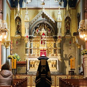 Londres, Inglaterra: Igreja Católica de Corpus Christi homenageia Papa Francisco