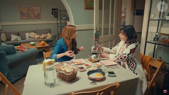 Novela turca 'Leke' ('Amor e Honra'): Murat (Kerin Tuna Kaba) vai descobrir outros negócios que a firma de Cem (Burak Sevinc) administra, gerando conflito com o empresário