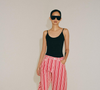 A calça capri é conhecida por entregar uma modelagem mais justa ao corpo e uma altura mais reduzida no corte final. Ou seja, deixando parte das pernas à mostra.
