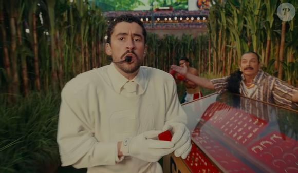 Bad Bunny escolheu roupas off-white para se apresentar