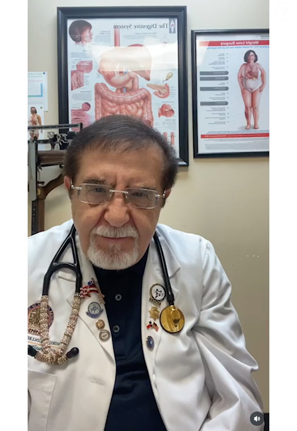 Autor de livros de sucesso, Dr. Now também está usando uma barba no estilo cavanhaque, totalmente grisalha e bem diferente