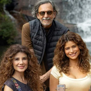 Paula Fernandes e Isadora Cruz nos bastidores da novela 'Quem Ama Cuida'