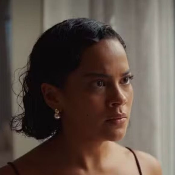 Em 'Vale Tudo' Maria de Fátima (Bella Campos) está decidida a atrapalhar o romance entre Solange (Alice Wegmann) e Afonso (Humberto Carrão).