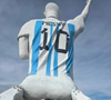 A homenagem a Lionel Messi tem 26 metros de altura, foi construída com 70 toneladas de aço e betão e virou assunto na web