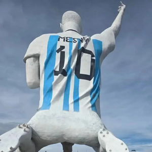 A homenagem a Lionel Messi tem 26 metros de altura, foi construída com 70 toneladas de aço e betão e virou assunto na web