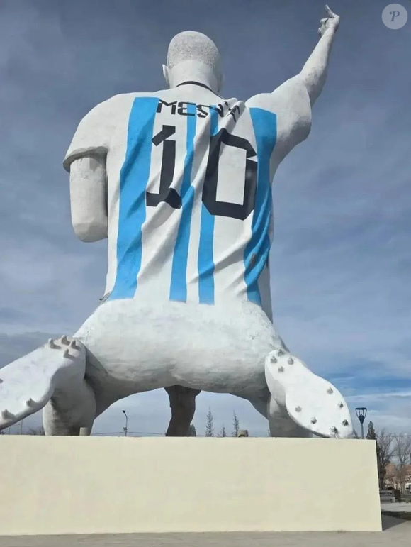 A homenagem a Lionel Messi tem 26 metros de altura, foi construída com 70 toneladas de aço e betão e virou assunto na web