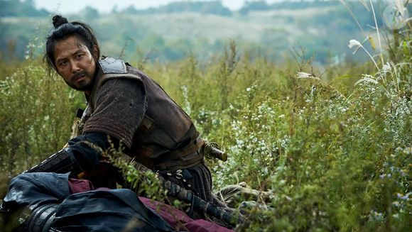 2017: o filme 'Warriors of the Dawn' mostrou uma face diferente de Lee Jung-jae, de cabelo comprido