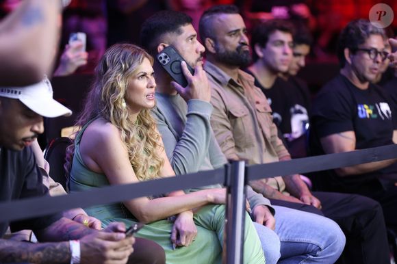 Lívia Andrade acompanhou luta ao lado do lutador de MMA Alex 'Poatan' Pereira