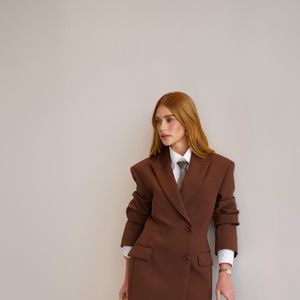 Marina Ruy Barbosa posou de biquíni e, em uma das fotos, aparece topless