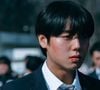 Park Ji-hoon interpreta Yeon Si-eun, o protagonista inexpressivo e aparentemente frágil, que usa a inteligência a seu favor