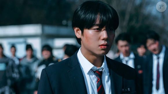 Park Ji-hoon interpreta Yeon Si-eun, o protagonista inexpressivo e aparentemente frágil, que usa a inteligência a seu favor
