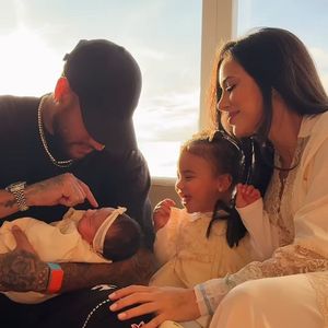 Mavie roubou a cena ao chegar para ver a irmã, também filha de Neymar e Bruna Biancardi