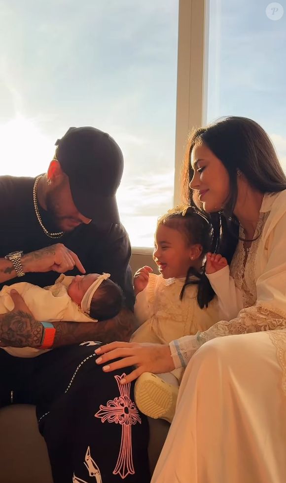 Mavie roubou a cena ao chegar para ver a irmã, também filha de Neymar e Bruna Biancardi