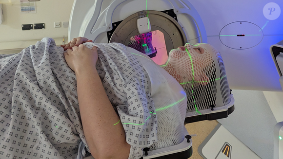 Aos sete meses de gravidez, Zoë foi submetida a uma cirurgia no The Royal Marsden, em Londres, para a retirada do tumor. Um mês após o nascimento da filha, Penelope, em julho de 2023, uma tomografia confirmou o pior: o câncer havia se espalhado e novos tumores voltaram a aparecer na perna.