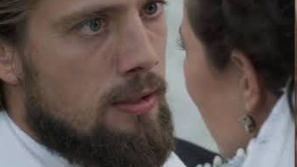 O verdadeiro barraco no casamento de Melissa e Felipe em 'Além do Tempo' que merece pipoca em mãos ao assistir: vilã surta, humilha noivo e parte para cima da noiva