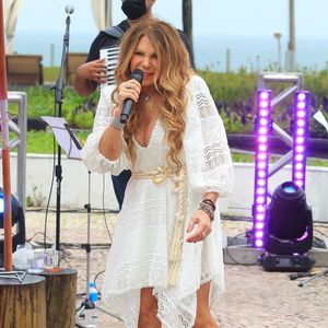 Nos últimos anos, a beleza de Elba Ramalho passou por transformações sutis