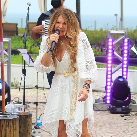 Nos últimos anos, a beleza de Elba Ramalho passou por transformações sutis