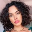 Conchi Arias, cabeleireira especialista em cabelos cacheados: 'Um bom corte pode dar forma aos cachos, fazer com que os fios grisalhos tragam brilho e deixar o cabelo com um visual muito mais moderno, sem precisarmos nos complicar muito'