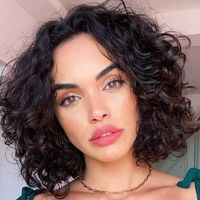 Conchi Arias, cabeleireira especialista em cabelos cacheados: 'Um bom corte pode dar forma aos cachos, fazer com que os fios grisalhos tragam brilho e deixar o cabelo com um visual muito mais moderno, sem precisarmos nos complicar muito'