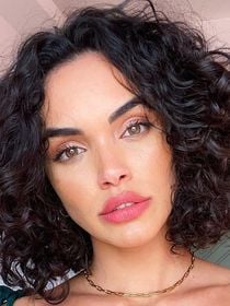 Conchi Arias, cabeleireira especialista em cabelos cacheados: 'Um bom corte pode dar forma aos cachos, fazer com que os fios grisalhos tragam brilho e deixar o cabelo com um visual muito mais moderno, sem precisarmos nos complicar muito'