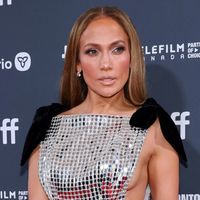 Com iogurte grego, suco de limão e canela, esse smoothie fácil é um dos segredos do corpo definido de Jennifer Lopez aos 56 anos