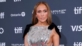 Com iogurte grego, suco de limão e canela, esse smoothie fácil é um dos segredos do corpo definido de Jennifer Lopez aos 56 anos