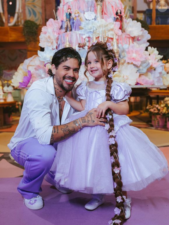 A festa de 4 anos de Maria Flor reuniu a família em uma comemoração temática na Casa VF, em Goiânia. Filha de Virginia Fonseca e Zé Felipe, a menina ganhou uma decoração inspirada em Rapunzel, com torre cenográfica, teto estrelado, flores e detalhes que remetem ao universo de 'Enrolados'