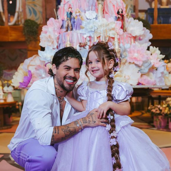 A festa de 4 anos de Maria Flor reuniu a família em uma comemoração temática na Casa VF, em Goiânia. Filha de Virginia Fonseca e Zé Felipe, a menina ganhou uma decoração inspirada em Rapunzel, com torre cenográfica, teto estrelado, flores e detalhes que remetem ao universo de 'Enrolados'