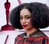 Risca central ganha espaço e desafia o domínio tradicional da lateral antienvelhecimento, até mesmo nos cabelos afro; como na aposta de Celeste Waite no Oscar 2021, que deixou cachos e volume em evidência
