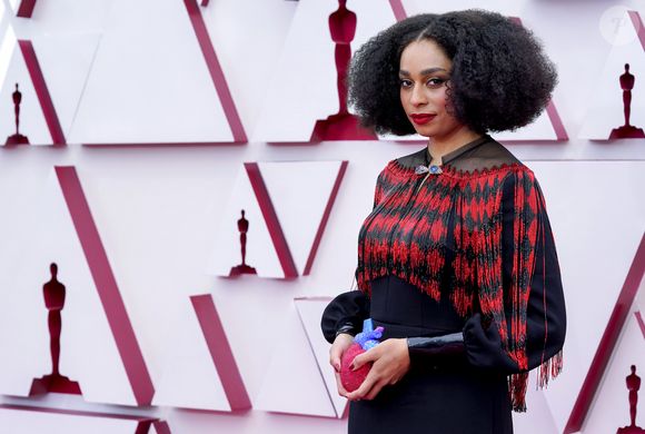 Risca central ganha espaço e desafia o domínio tradicional da lateral antienvelhecimento, até mesmo nos cabelos afro; como na aposta de Celeste Waite no Oscar 2021, que deixou cachos e volume em evidência
